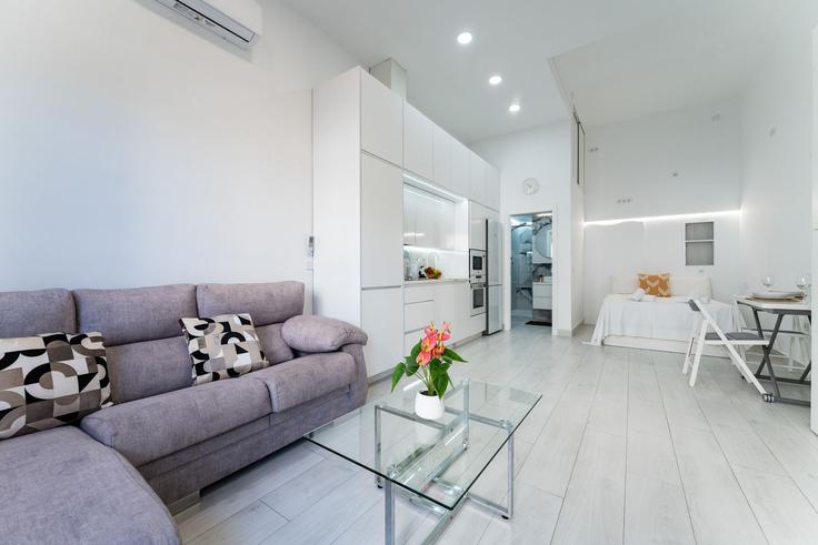 Salle de séjour élégante avec mobilier moderne dans un appartement à Building Calle Miguel Moreno Masson - salvador-martinez-muoz - 1331312 à Cruz de Humilladero, Málaga