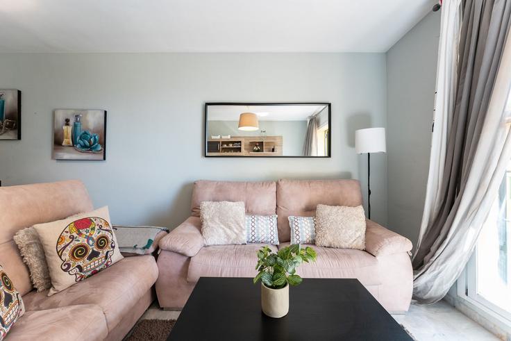 Torremolinos, Torremolinos에 위치한 Building Calle de la Cordera - salvador-martinez-muoz - 1331200 아파트의 세련된 인테리어가 돋보이는 거실