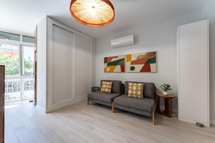 Fuengirola, Fuengirola에 위치한 Building Calle Juan Sebastián Elcano - salvador-martinez-muoz - 1331283 아파트의 세련된 인테리어가 돋보이는 거실 Fuengirola, Fuengirola에 위치한 Building Calle Juan Sebastián Elcano - salvador-martinez-muoz - 1331283 아파트의 세련된 인테리어가 돋보이는 거실