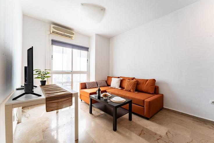 Elegante sala de estar con mobiliario moderno en un apartamento en Building Calle Tejidos - salvador-martinez-muoz - 1331307 en Centro, Málaga