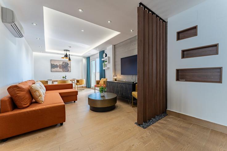 Torremolinos TorremolinosのBuilding Calle Carnicero - salvador-martinez-muoz - 1331290のアパートメントにある、モダンな家具を備えたエレガントなデザインのリビングルーム Torremolinos TorremolinosのBuilding Calle Carnicero - salvador-martinez-muoz - 1331290のアパートメントにある、モダンな家具を備えたエレガントなデザインのリビングルーム