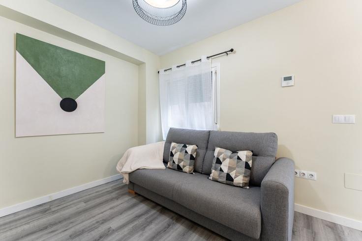 Sala de estar elegantemente projetada com móveis modernos em um apartamento no Building Pasaje Mármoles - salvador-martinez-muoz - 1331287 em Centro, Málaga
