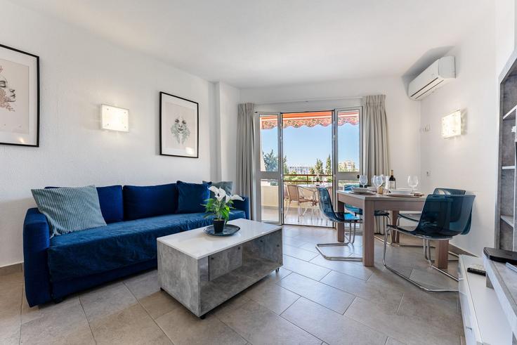 Torremolinos, Torremolinos에 위치한 Building Avenida Carlota Alessandri - salvador-martinez-muoz - 1331329 아파트의 세련된 인테리어가 돋보이는 거실