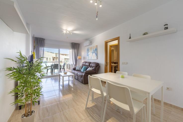 Building Calle Cabina - salvador-martinez-muoz - 1339890 adresindeki bir dairede modern mobilyalarla zarif bir şekilde tasarlanmış oturma odası Almerimar, Almerimar