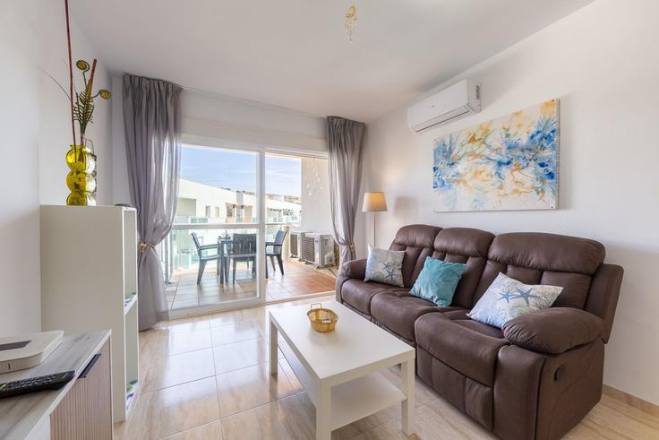 Elegante sala de estar con mobiliario moderno en un apartamento en Building Calle Cabina - salvador-martinez-muoz - 1339890 en Almerimar, Almerimar