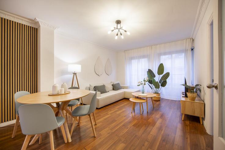 Sala de estar elegantemente projetada com móveis modernos em um apartamento no Building Calle de la Almedina - salvador-martinez-muoz - 1363944 em Almería, Almería Sala de estar elegantemente projetada com móveis modernos em um apartamento no Building Calle de la Almedina - salvador-martinez-muoz - 1363944 em Almería, Almería