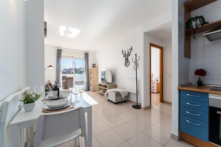 Salle de séjour élégante avec mobilier moderne dans un appartement à Building Avenida Puerta del Mar - salvador-martinez-muoz - 1370172 à Estepona, Estepona