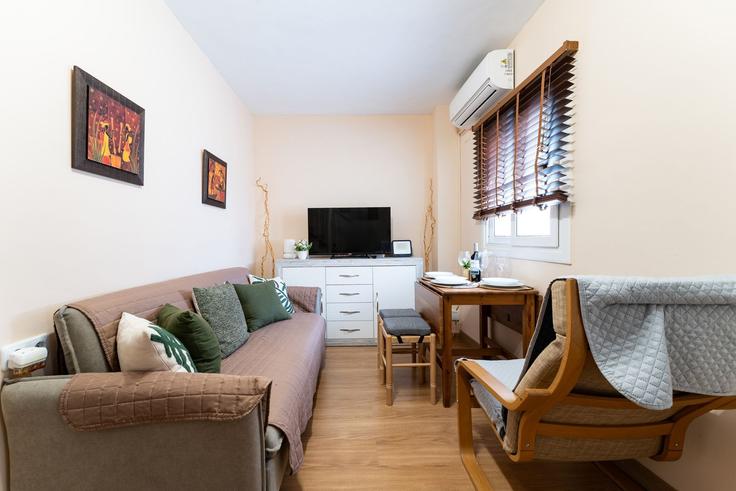 Elegant gestaltetes Wohnzimmer mit moderner Einrichtung in einer Wohnung im Building Calle Ricardo de la Vega - salvador-martinez-muoz - 1387164 in Este, Málaga