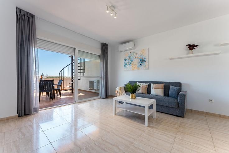 Building Calle Borda - salvador-martinez-muoz - 1569565 adresindeki bir dairede modern mobilyalarla zarif bir şekilde tasarlanmış oturma odası Almerimar, Almerimar