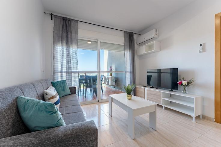 Sala de estar elegantemente projetada com móveis modernos em um apartamento no Building Calle Borda - salvador-martinez-muoz - 1569568 em Almerimar, Almerimar