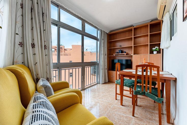 Elegante sala de estar con mobiliario moderno en un apartamento en Building Calle de la Cruz - salvador-martinez-muoz - 1627727 en Torremolinos, Torremolinos Elegante sala de estar con mobiliario moderno en un apartamento en Building Calle de la Cruz - salvador-martinez-muoz - 1627727 en Torremolinos, Torremolinos
