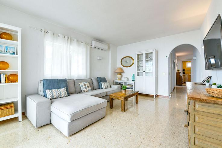 Benalmádena, Benalmádena에 위치한 Building Calle San Francisco - salvador-martinez-muoz - 1695927 유닛의 세련된 인테리어가 돋보이는 거실 Benalmádena, Benalmádena에 위치한 Building Calle San Francisco - salvador-martinez-muoz - 1695927 유닛의 세련된 인테리어가 돋보이는 거실