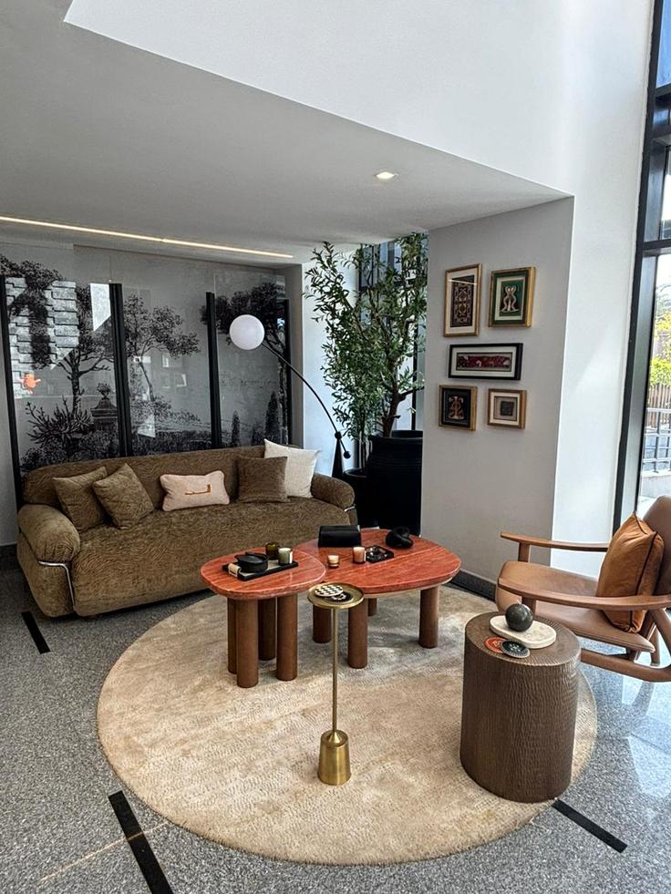 Elegante sala de estar con mobiliario moderno en un apartamento en Building 2CC4+7RJ - samanody - 1472611 en New Cairo 1, Cairo