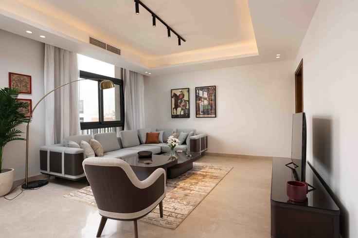 Building 2CC4+7RJ - samanody - 1472627 adresindeki bir dairede modern mobilyalarla zarif bir şekilde tasarlanmış oturma odası New Cairo 1, Cairo Building 2CC4+7RJ - samanody - 1472627 adresindeki bir dairede modern mobilyalarla zarif bir şekilde tasarlanmış oturma odası New Cairo 1, Cairo