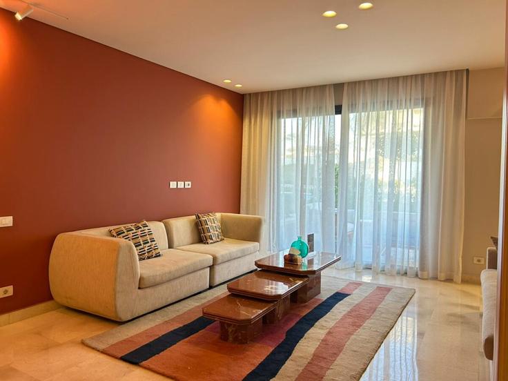 Elegante sala de estar con mobiliario moderno en un apartamento en Building Street - Service Lane - samanody - 1472612 en New Cairo 1, Cairo