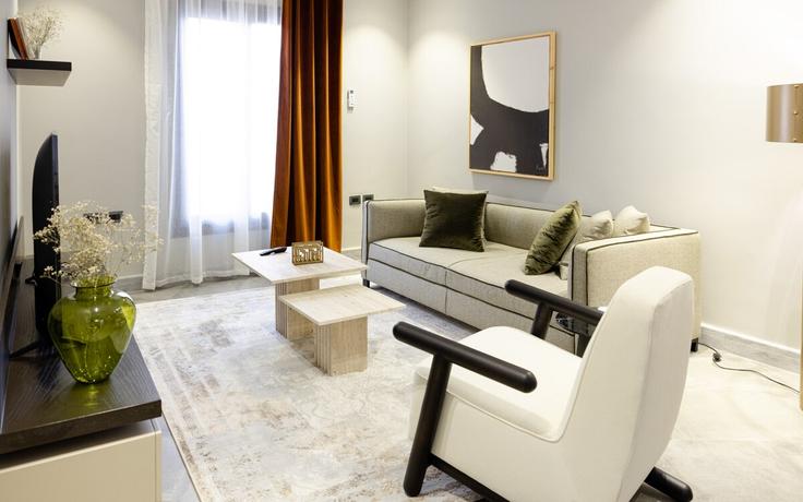 Elegant gestaltetes Wohnzimmer mit moderner Einrichtung in einer Wohnung im Building 2CFG+335 - samanody - 1472577 in New Cairo 1, Cairo