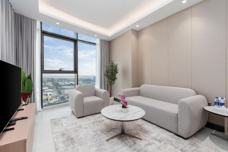 Dubai Al Barsha South FifthのBuilding Orchid St - samaya-vacation-homes - 1371508のアパートメントにある、モダンな家具を備えたエレガントなデザインのリビングルーム Dubai Al Barsha South FifthのBuilding Orchid St - samaya-vacation-homes - 1371508のアパートメントにある、モダンな家具を備えたエレガントなデザインのリビングルーム