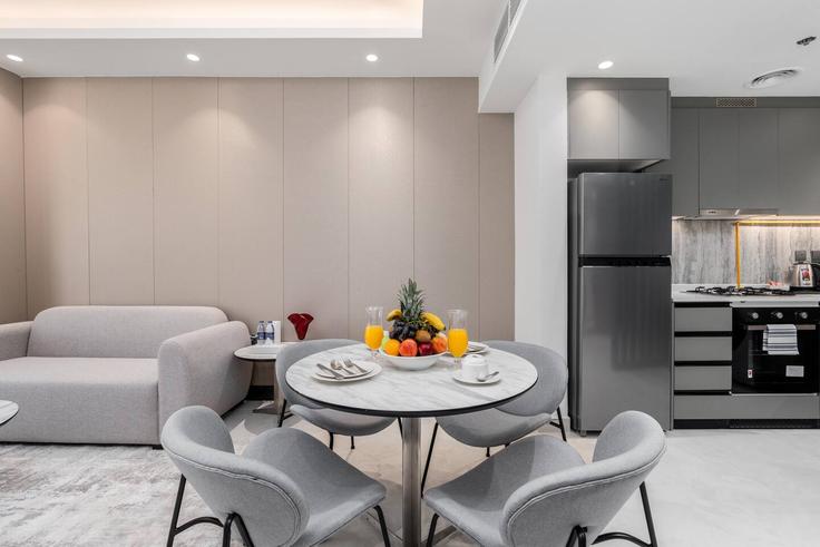Elegante sala de estar con mobiliario moderno en un apartamento en Building Orchid St - samaya-vacation-homes - 1383589 en Al Barsha South Fifth, Dubai