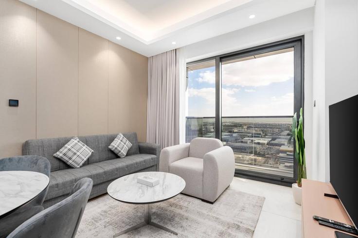 Elegante sala de estar con mobiliario moderno en un apartamento en Building Orchid St - samaya-vacation-homes - 1384091 en Al Barsha South Fifth, Dubai
