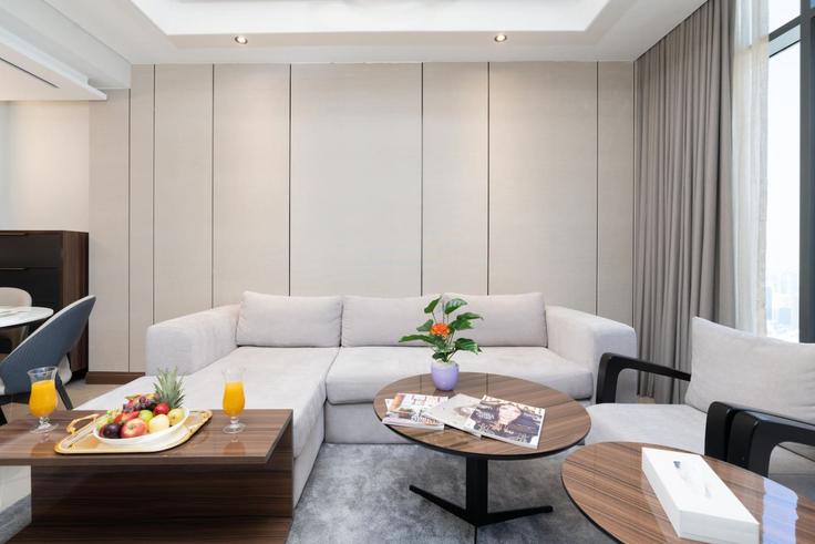 Business Bay, Dubai에 위치한 Building Luxurious 3B Apt, Panoramic Burj View - samaya-vacation-homes - 1231560 - DXB 아파트의 세련된 인테리어가 돋보이는 거실 Business Bay, Dubai에 위치한 Building Luxurious 3B Apt, Panoramic Burj View - samaya-vacation-homes - 1231560 - DXB 아파트의 세련된 인테리어가 돋보이는 거실
