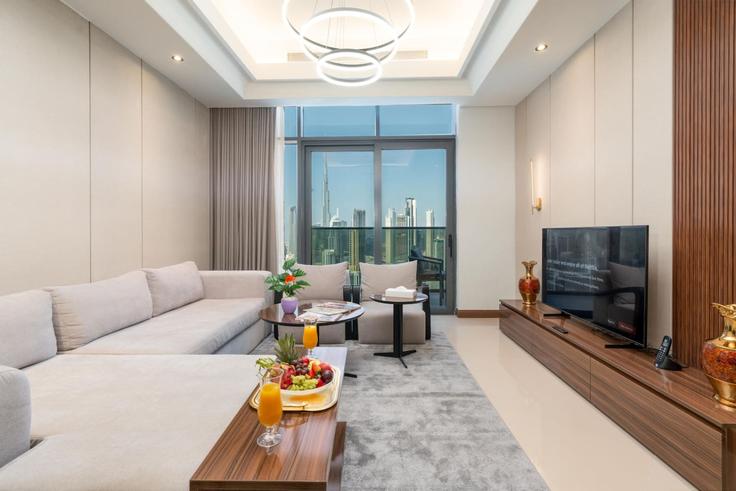 Sala de estar elegantemente projetada com móveis modernos em um apartamento no Building Premium 3B Panoramic Burj View King size Bed - samaya-vacation-homes - 1231540 - DXB em Business Bay, Dubai