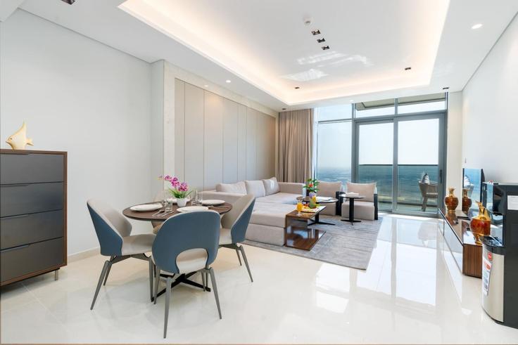 Sala de estar elegantemente projetada com móveis modernos em um apartamento no Building Tariaq Bedon Esm - samaya-vacation-homes - 1291568 - DXB em Business Bay, Dubai Sala de estar elegantemente projetada com móveis modernos em um apartamento no Building Tariaq Bedon Esm - samaya-vacation-homes - 1291568 - DXB em Business Bay, Dubai