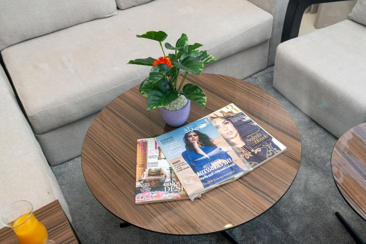 Dubai Business BayのBuilding Tariaq Bedon Esm - samaya-vacation-homes - 1294647 - DXBのアパートメントにある、モダンな家具を備えたエレガントなデザインのリビングルーム Dubai Business BayのBuilding Tariaq Bedon Esm - samaya-vacation-homes - 1294647 - DXBのアパートメントにある、モダンな家具を備えたエレガントなデザインのリビングルーム