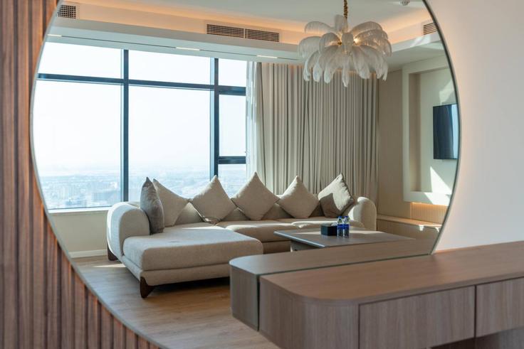 Elegant gestaltetes Wohnzimmer mit moderner Einrichtung in einer Wohnung im Building Bijada Boulevard South - samaya-vacation-homes - 1335129 in Jumeirah Village, Dubai Elegant gestaltetes Wohnzimmer mit moderner Einrichtung in einer Wohnung im Building Bijada Boulevard South - samaya-vacation-homes - 1335129 in Jumeirah Village, Dubai
