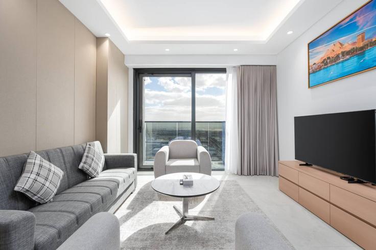 Dubai Al Barsha South FifthのBuilding Orchid St - samaya-vacation-homes - 1384094のアパートメントにある、モダンな家具を備えたエレガントなデザインのリビングルーム
