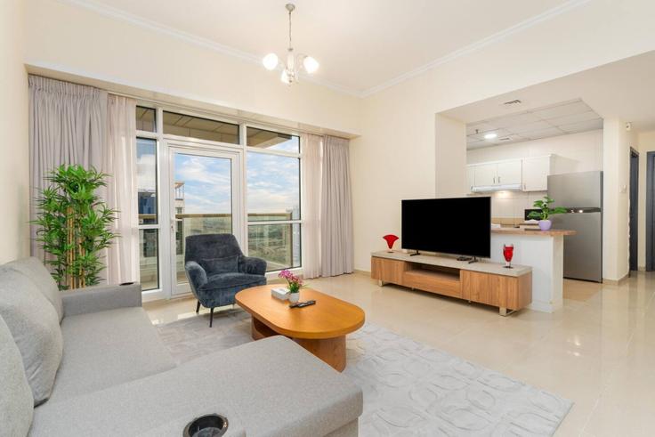 Building Tariaq Bedon Esm - samaya-vacation-homes - 1388784 adresindeki bir dairede modern mobilyalarla zarif bir şekilde tasarlanmış oturma odası JLT, Dubai