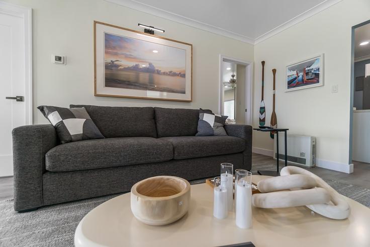Elegante sala de estar con mobiliario moderno en un apartamento en Building Carlsbad Boulevard - san-diego-short-term-rental-management - 1292591 - SAN en Carlsbad, Carlsbad Elegante sala de estar con mobiliario moderno en un apartamento en Building Carlsbad Boulevard - san-diego-short-term-rental-management - 1292591 - SAN en Carlsbad, Carlsbad