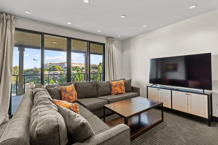 Elegant gestaltetes Wohnzimmer mit moderner Einrichtung in einer Wohnung im Building Via Elevado - san-diego-short-term-rental-management - 1292592 - LAX in Dana Point, Dana Point Elegant gestaltetes Wohnzimmer mit moderner Einrichtung in einer Wohnung im Building Via Elevado - san-diego-short-term-rental-management - 1292592 - LAX in Dana Point, Dana Point