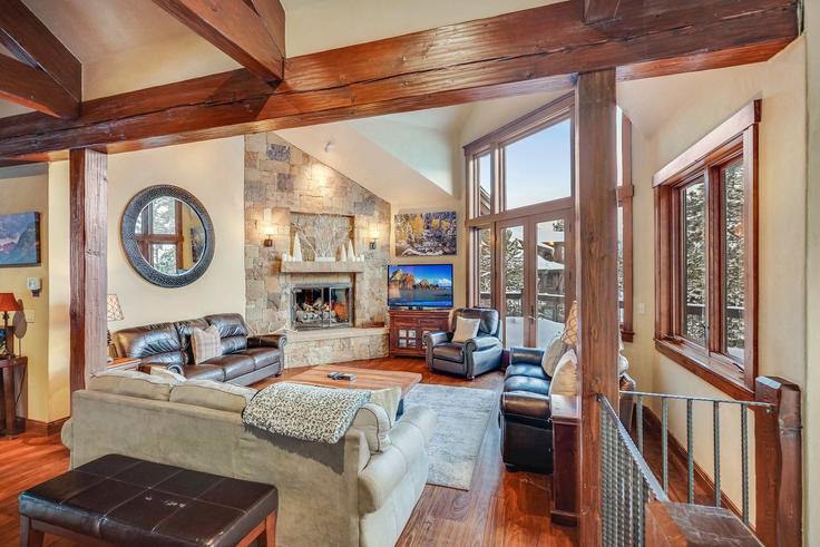 Breckenridge BreckenridgeのBuilding Campion Trail - sapphire-bespoke-retreats - 1608859のアパートメントにある、モダンな家具を備えたエレガントなデザインのリビングルーム Breckenridge BreckenridgeのBuilding Campion Trail - sapphire-bespoke-retreats - 1608859のアパートメントにある、モダンな家具を備えたエレガントなデザインのリビングルーム