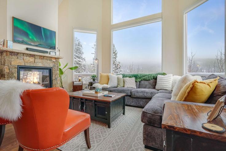 Elegante sala de estar con mobiliario moderno en un apartamento en Building Club House Road - sapphire-bespoke-retreats - 1608895 en Breckenridge, Breckenridge Elegante sala de estar con mobiliario moderno en un apartamento en Building Club House Road - sapphire-bespoke-retreats - 1608895 en Breckenridge, Breckenridge