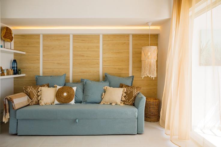 Elegante sala de estar con mobiliario moderno en un apartamento en Building Rua Navegador Rodrigues Soromenho - saudade-apartments - 1590540 en Santiago, Sesimbra Elegante sala de estar con mobiliario moderno en un apartamento en Building Rua Navegador Rodrigues Soromenho - saudade-apartments - 1590540 en Santiago, Sesimbra