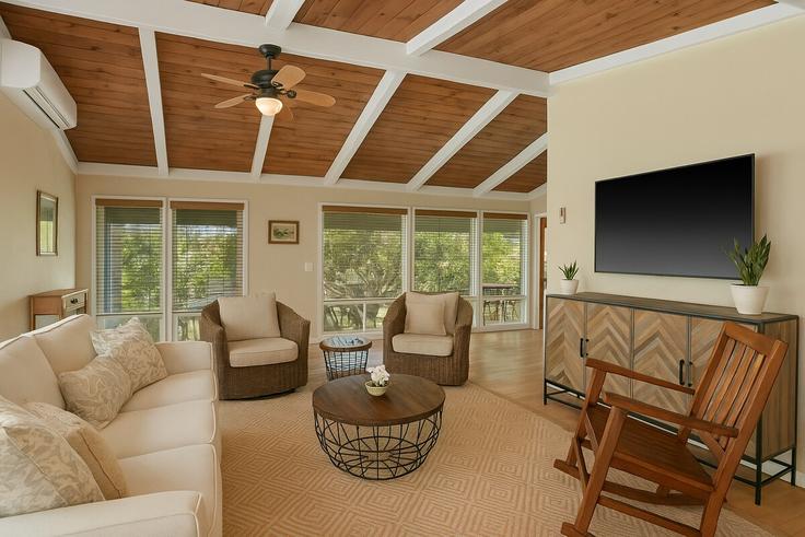 Princeville PrincevilleのBuilding Haulani Place - savage-vacations - 1504433のアパートメントにある、モダンな家具を備えたエレガントなデザインのリビングルーム Princeville PrincevilleのBuilding Haulani Place - savage-vacations - 1504433のアパートメントにある、モダンな家具を備えたエレガントなデザインのリビングルーム