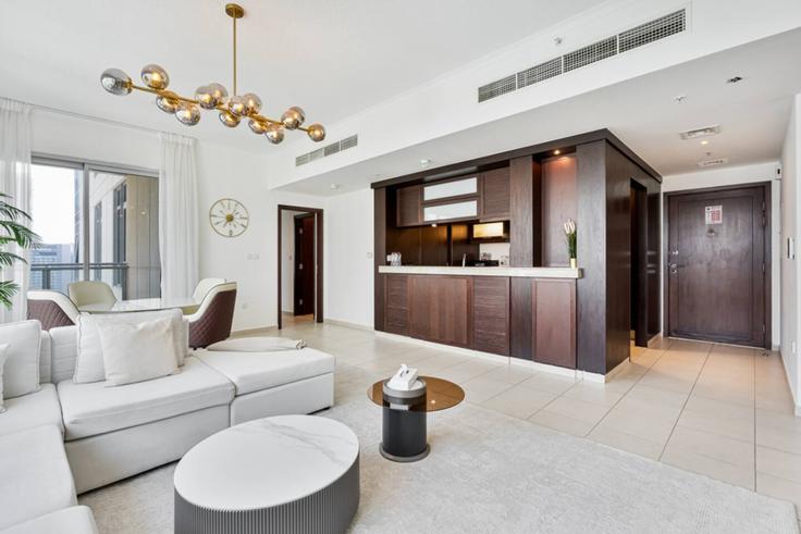 Elegant gestaltetes Wohnzimmer mit moderner Einrichtung in einer Wohnung im Building Sheikh Mohammed bin Rashid Boulevard - savis-vacation-homes-rental-llc - 1285278 - DXB in Downtown Dubai, Dubai