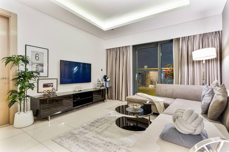 Dubai Business BayのBuilding Tariaq Bedon Esm - savis-vacation-homes-rental-llc - 1323817のアパートメントにある、モダンな家具を備えたエレガントなデザインのリビングルーム Dubai Business BayのBuilding Tariaq Bedon Esm - savis-vacation-homes-rental-llc - 1323817のアパートメントにある、モダンな家具を備えたエレガントなデザインのリビングルーム