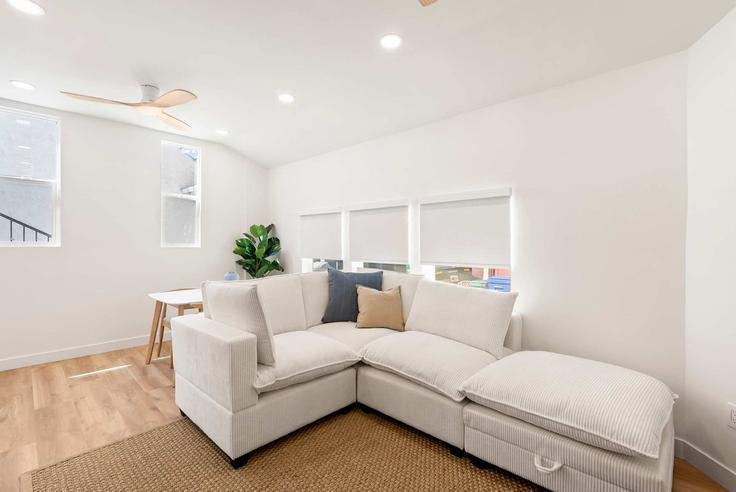 Elegante sala de estar con mobiliario moderno en un apartamento en Building Gravilla Street - scarella-stays - 1625731 en San Diego, San Diego