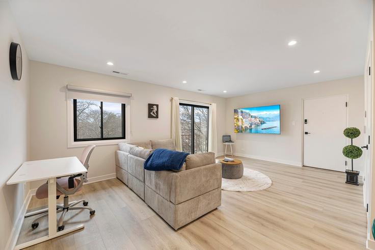 Elegant gestaltetes Wohnzimmer mit moderner Einrichtung in einer Wohnung im Building North Western Avenue - schneidergroup - 1060169 - CHI in Chicago, Chicago