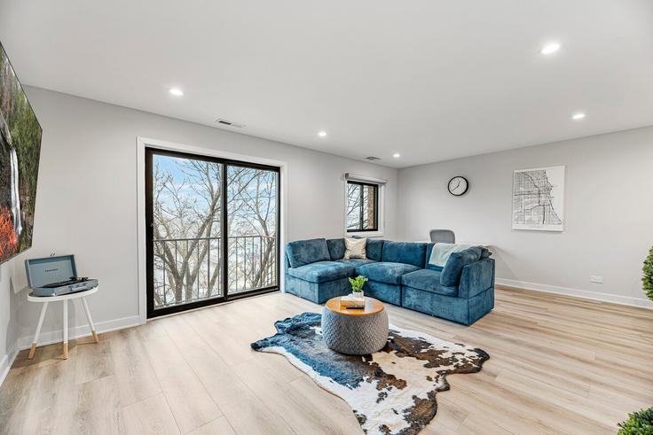 Elegant gestaltetes Wohnzimmer mit moderner Einrichtung in einer Wohnung im Building North Claremont Avenue - schneidergroup - 1062699 - CHI in Chicago, Chicago