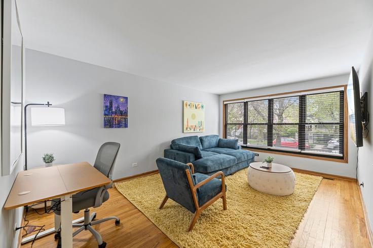 Sala de estar elegantemente projetada com móveis modernos em um apartamento no Building West Berteau Avenue - schneidergroup - 1229889 - CHI em Chicago, Chicago