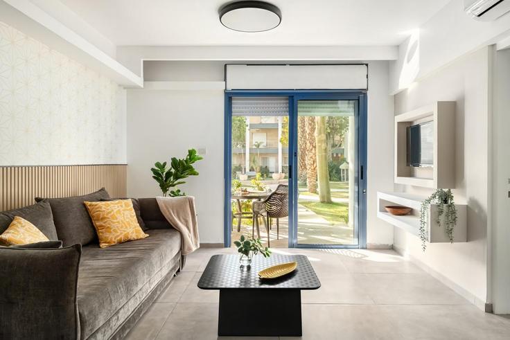 Salle de séjour élégante avec mobilier moderne dans un appartement à Building Kampen Street - sea-n-rent - 1237601 - TLV à Eilat, Eilat