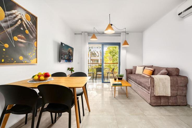 Sala de estar elegantemente projetada com móveis modernos em um apartamento no Building Kampen Street - sea-n-rent - 1237597 - TLV em Eilat, Eilat Sala de estar elegantemente projetada com móveis modernos em um apartamento no Building Kampen Street - sea-n-rent - 1237597 - TLV em Eilat, Eilat