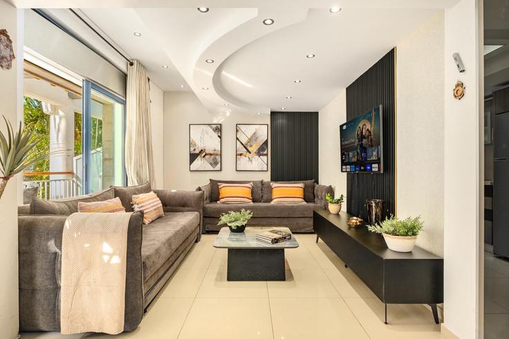Elegante sala de estar con mobiliario moderno en un apartamento en Building Kampen Street - sea-n-rent - 1237599 - TLV en Eilat, Eilat Elegante sala de estar con mobiliario moderno en un apartamento en Building Kampen Street - sea-n-rent - 1237599 - TLV en Eilat, Eilat