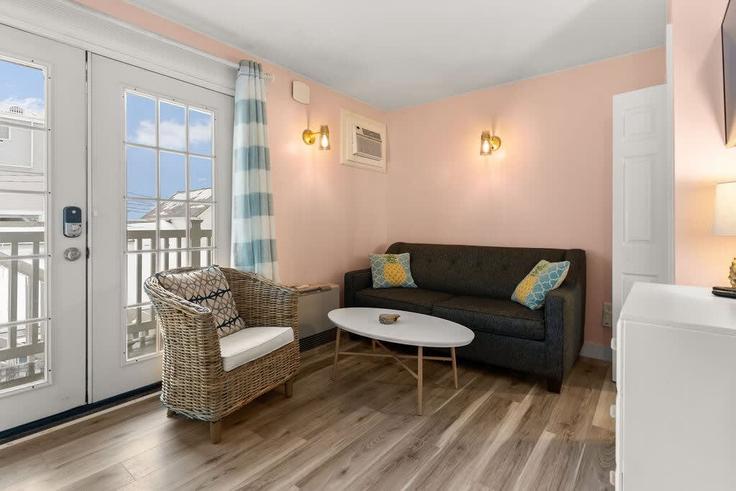 Elegant gestaltetes Wohnzimmer mit moderner Einrichtung in einer Wohnung im Building G Street - seacoast-2-summit-vacation-rentals - 1333572 in Hampton, Hampton Elegant gestaltetes Wohnzimmer mit moderner Einrichtung in einer Wohnung im Building G Street - seacoast-2-summit-vacation-rentals - 1333572 in Hampton, Hampton