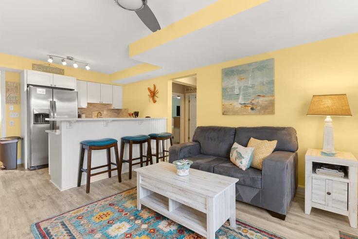 Elegante sala de estar con mobiliario moderno en un apartamento en Building Northern Boulevard - seacoast-2-summit-vacation-rentals - 1333597 en Newburyport, Newburyport
