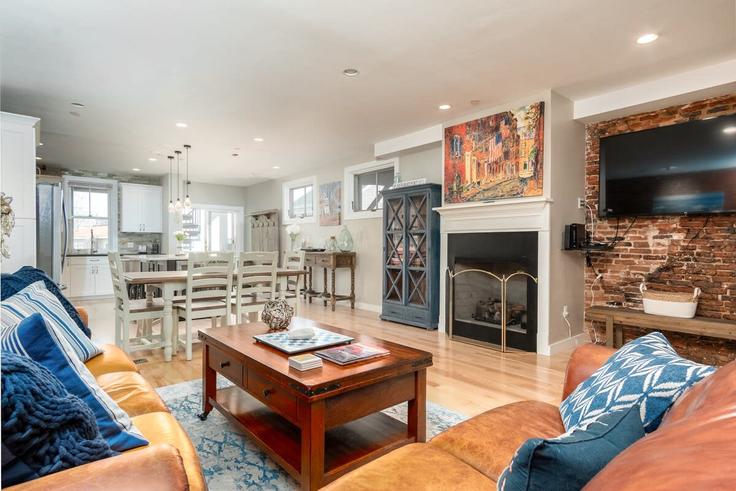 Elegante sala de estar con mobiliario moderno en un apartamento en Building Middle Street - seacoast-2-summit-vacation-rentals - 1333598 en Newburyport, Newburyport
