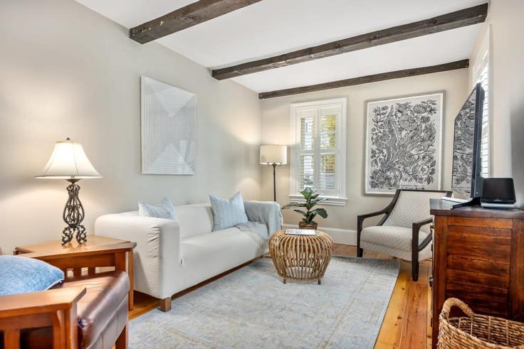 Elegante sala de estar con mobiliario moderno en un apartamento en Building Beck Street - seacoast-2-summit-vacation-rentals - 1333585 en Newburyport, Newburyport