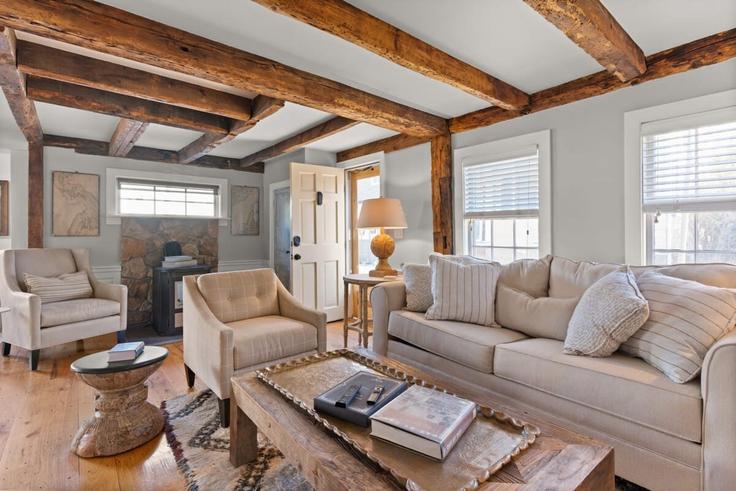 Elegante sala de estar con mobiliario moderno en un apartamento en Building Franklin Street - seacoast-2-summit-vacation-rentals - 1333638 en Newburyport, Newburyport